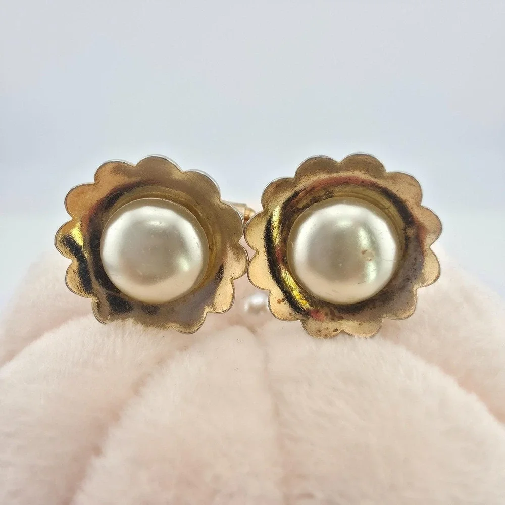 Vtg Cufflinks Faux Pearl Flower Scalloped Petal Mid-Century Classic Gold Tone